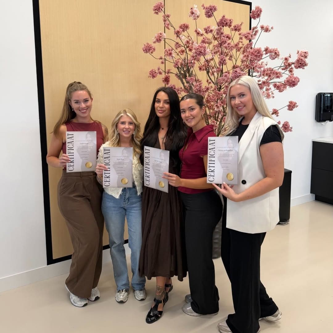 Farah met haar studenten na een geslaagde nageltraining bij StudioFaar Academy