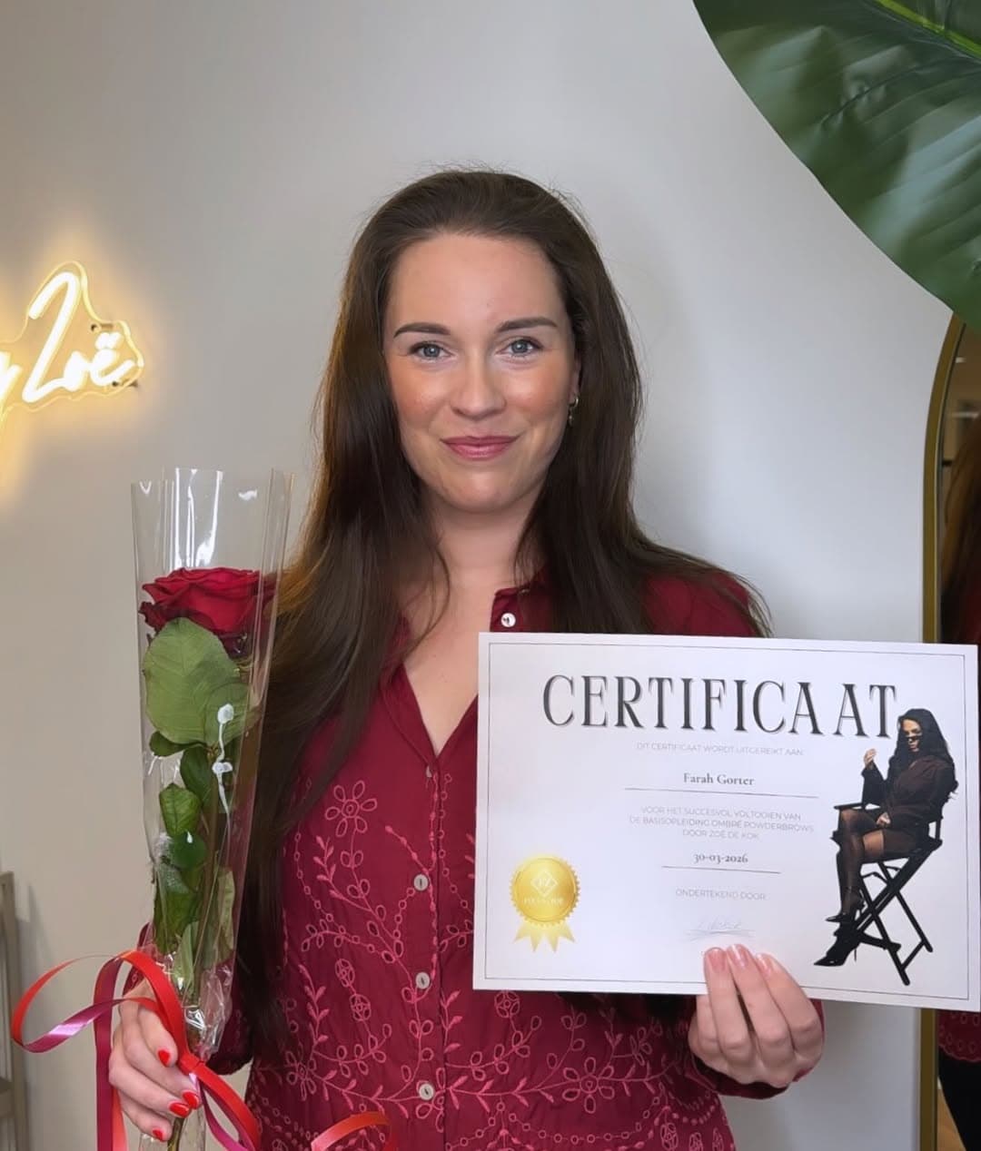 Farah met haar PMU-certificaat
