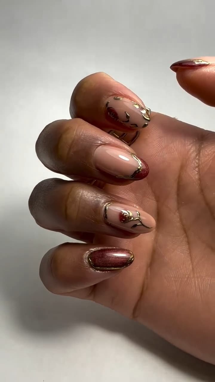 Bordeauxrode en nude nail art met fijne gouden chromedetails