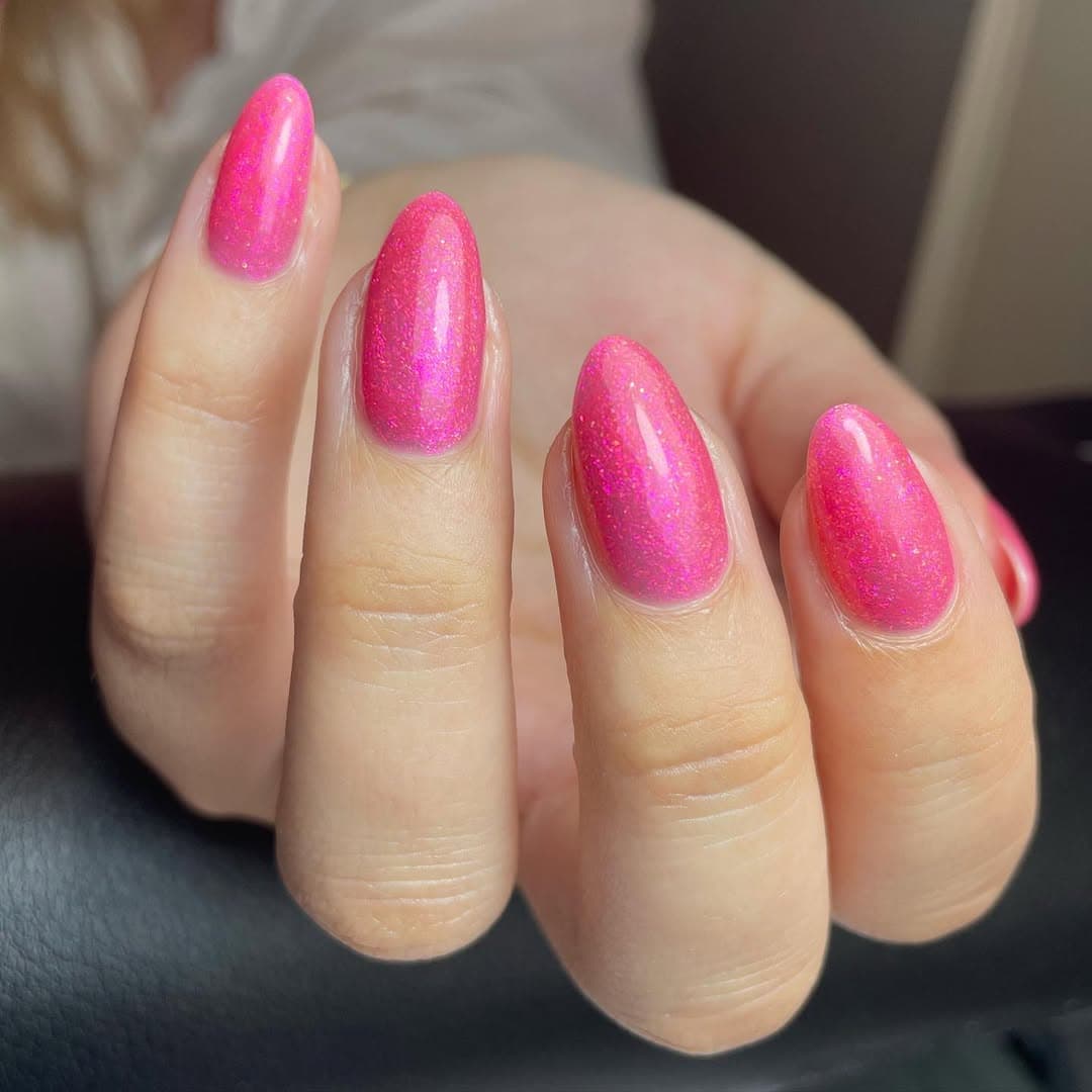 Heldere roze holografische amandelnagels