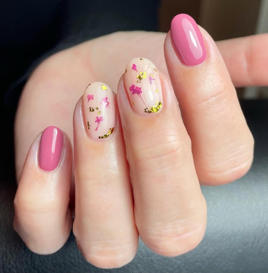 Roze nail art met goudfolie